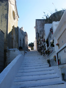 Cimitero. Scalinata dal basso